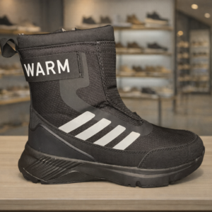 Bota de invierno sobre madera clara BOTÍN TÉRMICO IMPERMEABLE