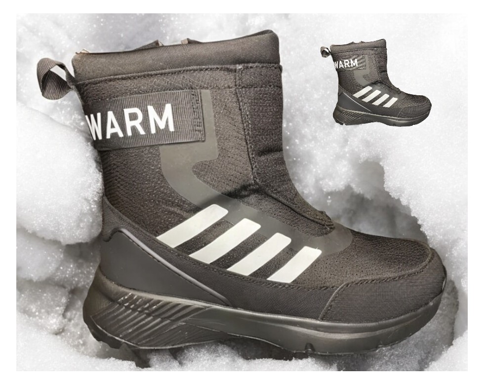 Bota de invierno sobre madera clara