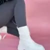 BOTA IMPERMEABLE CON CIERRE